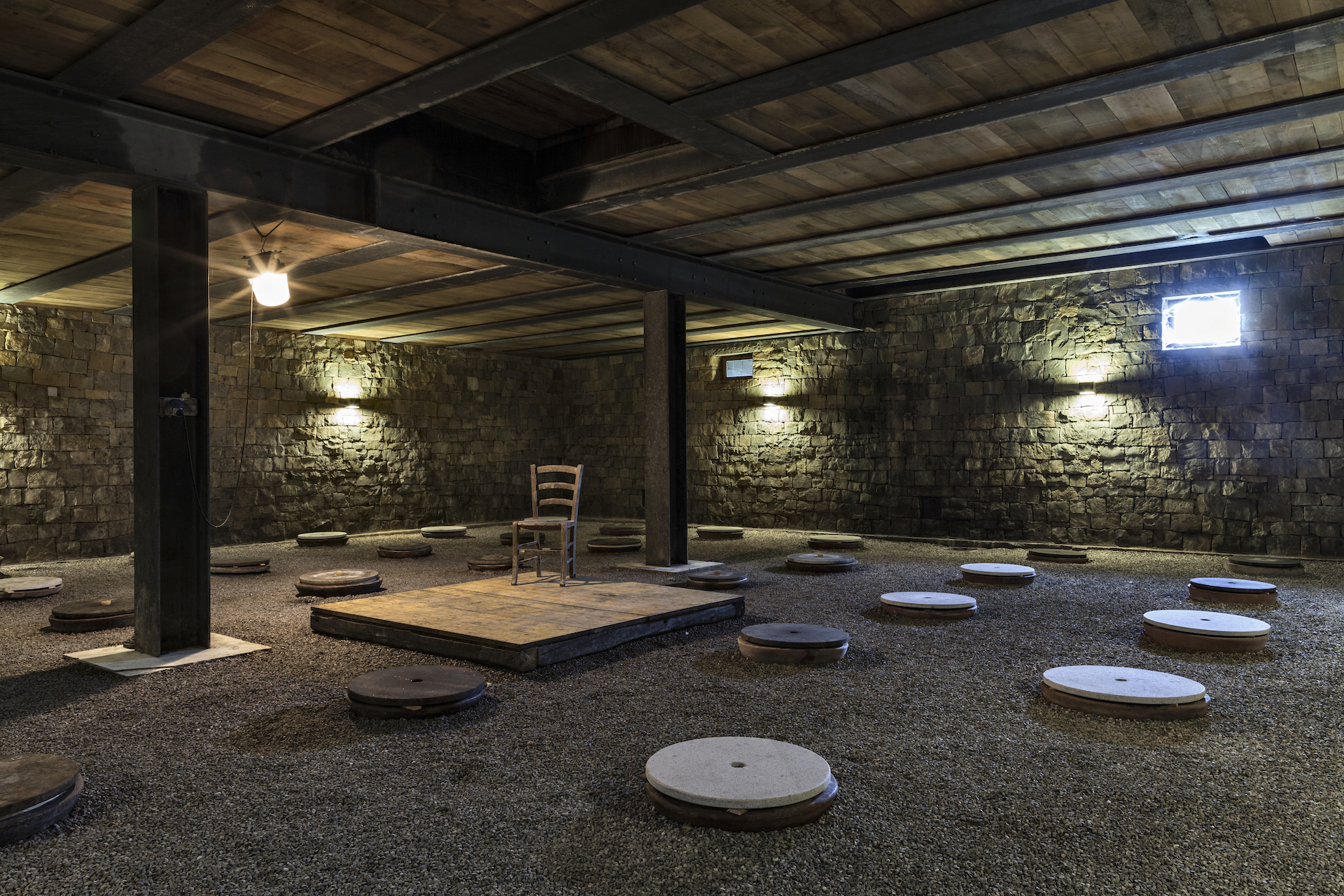 Cantina Gravner con anfore di terracotta georgiane
