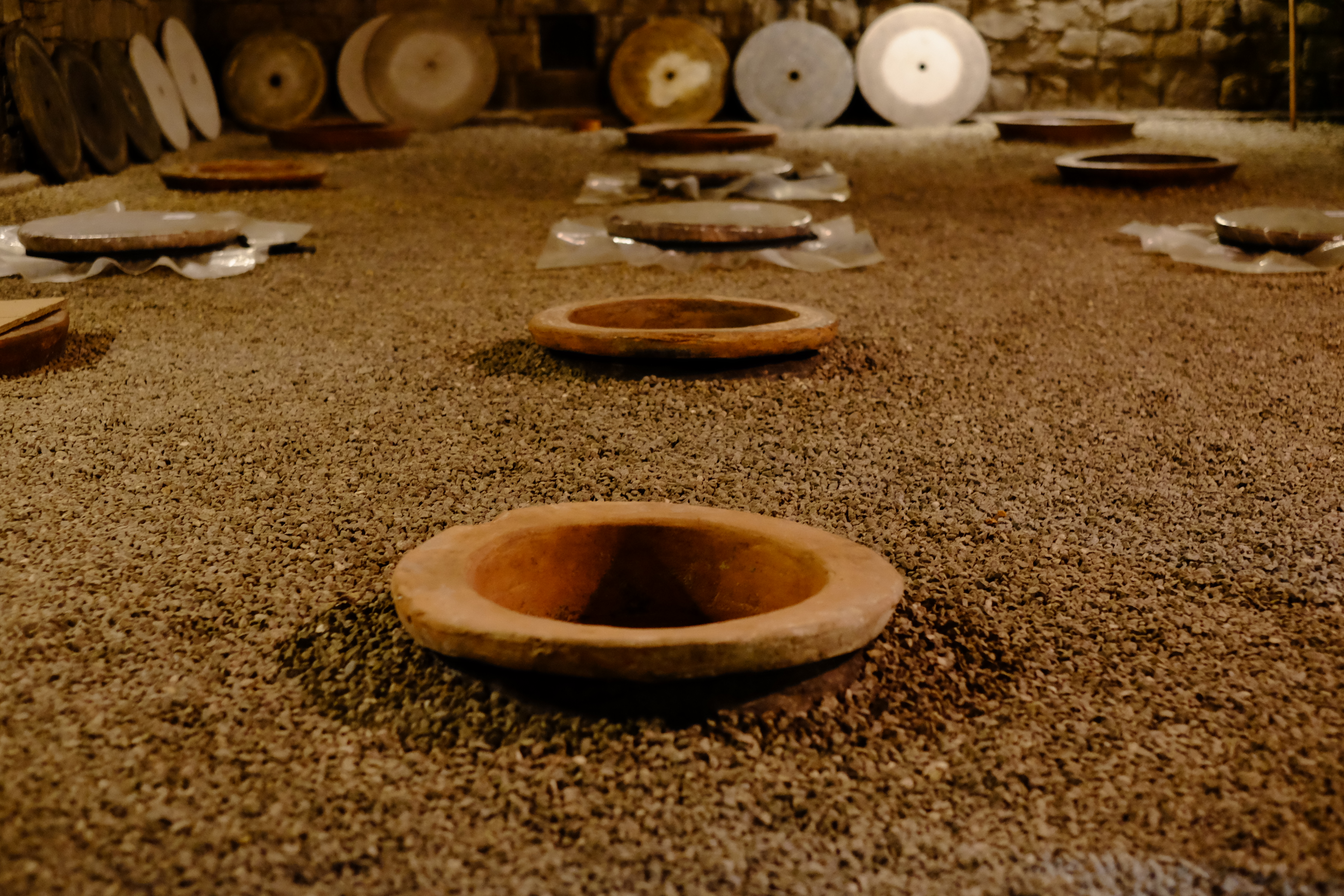 Bottiglie di vino Gravner in cantina